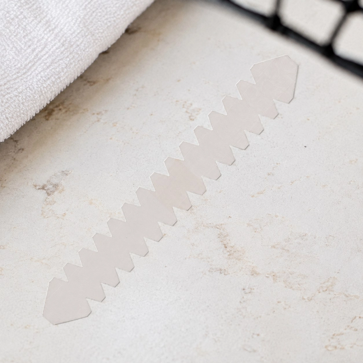 Transparent toothed protector — Racket protectors